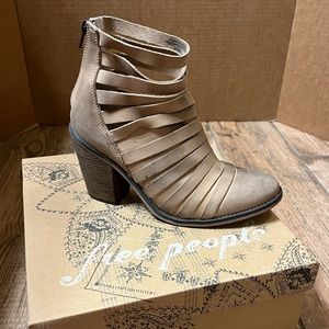 Preowned Free People Hybrid Heel Boot in Natural size EUR 39 US 9